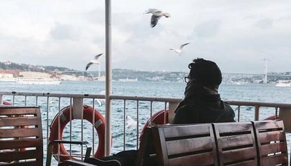 【“永续合约”7*24小时加杠杆，币圈资本猛炒黄金和原油“代币”】当比特币套利空间被机构竞争压缩至5%，加密对冲基金将目光投向了黄金、原油和铜——那些在区块链平台上定价混乱、竞争者寥寥的古老传统。借助永续合约全天候交易，他们比传统市场早数小时完成风险定价，配对套利年化回报高达20%至30%...