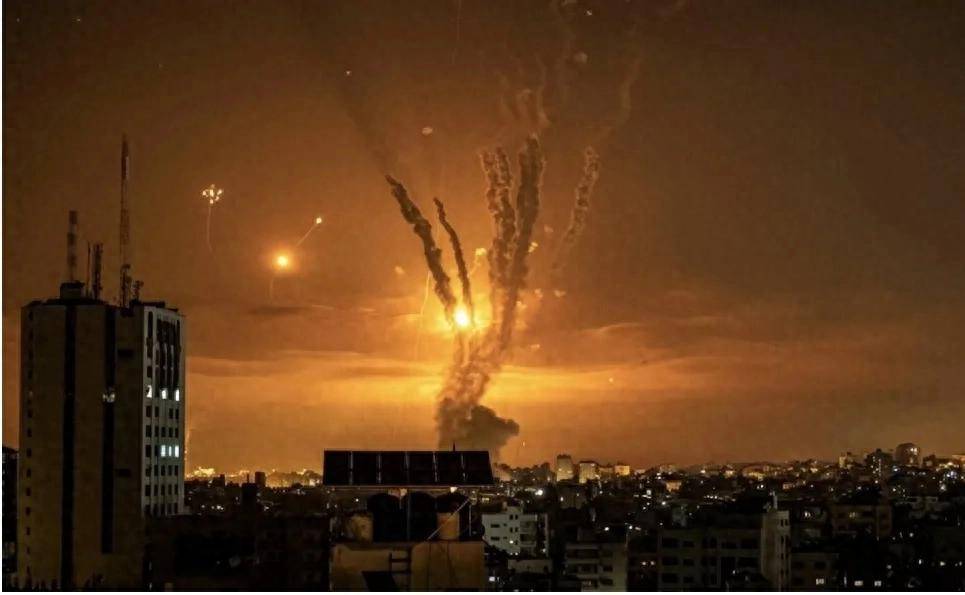 伊朗盟友集体出手，以色列遭370枚导弹饱和打击，美军紧急调兵参战