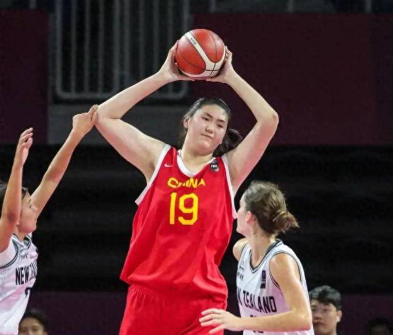 遗憾！2米28女篮新星离开国家队，宫鲁鸣亚洲杯困难了