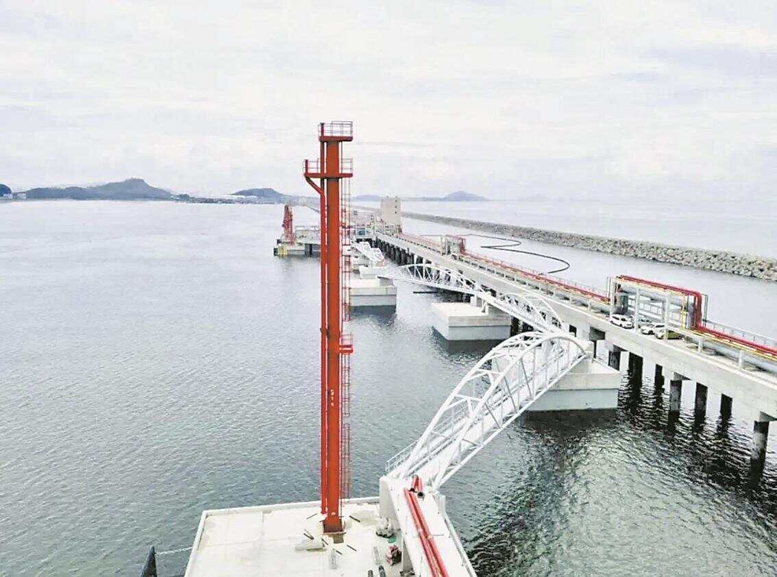 茂名港30万吨级原油码头大型设备完成安装