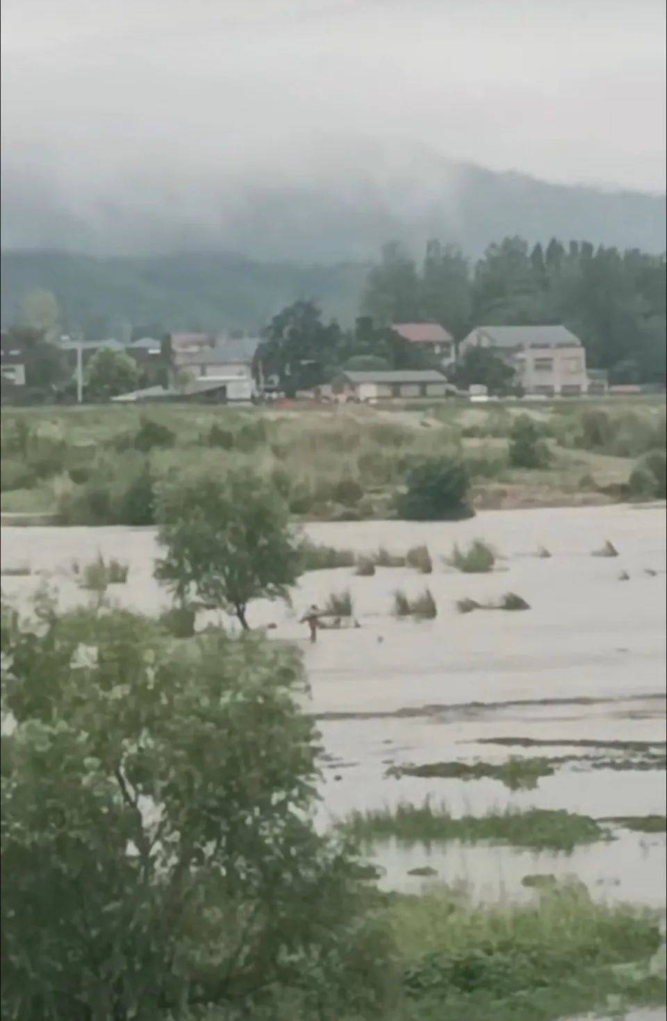 上游泄洪致下游突涨水，多名钓鱼者被困河中；湖北谷城警方：救起30余人，1人不幸溺亡