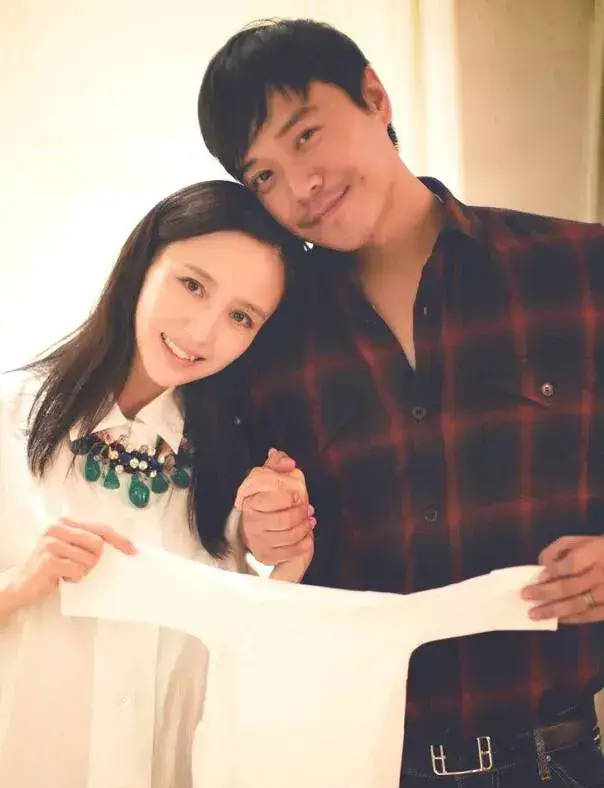 陈思诚卡零点为佟丽娅庆生！晒丫丫与儿子朵朵背影照好温馨