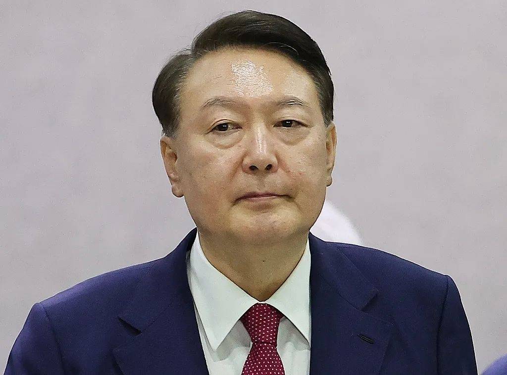 因涉金建希案再收拘捕令，尹锡悦拒捕过程曝光：10人架四肢连椅子强抬，手臂“快脱臼”