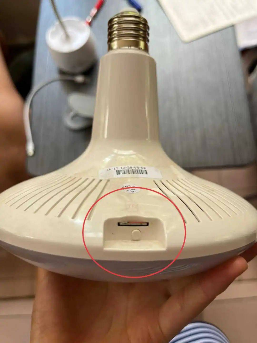 女租客在停电后发现伪装成灯泡的隐蔽摄像头，房东希望退租，并愿退还剩余三个月的租金，警方立案调查