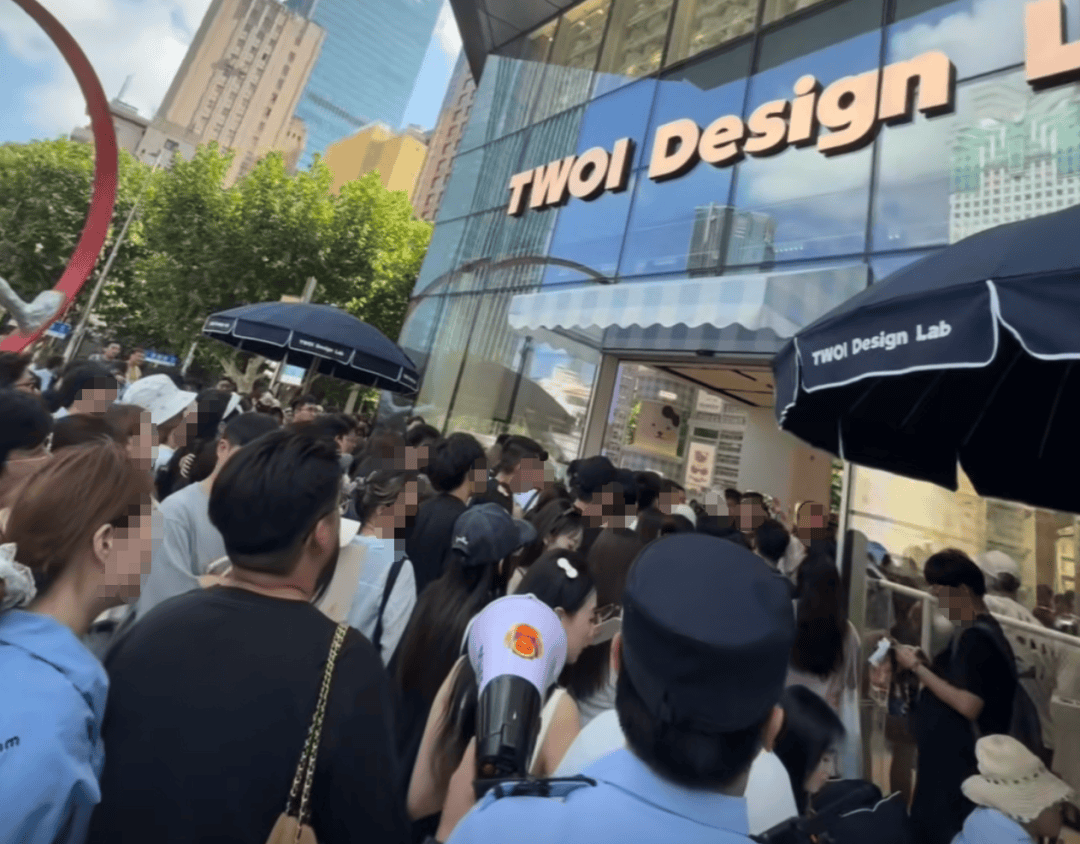 开业第一天就闭店！人多到崩溃，排队超8小时，品牌道歉，补偿方案公布！