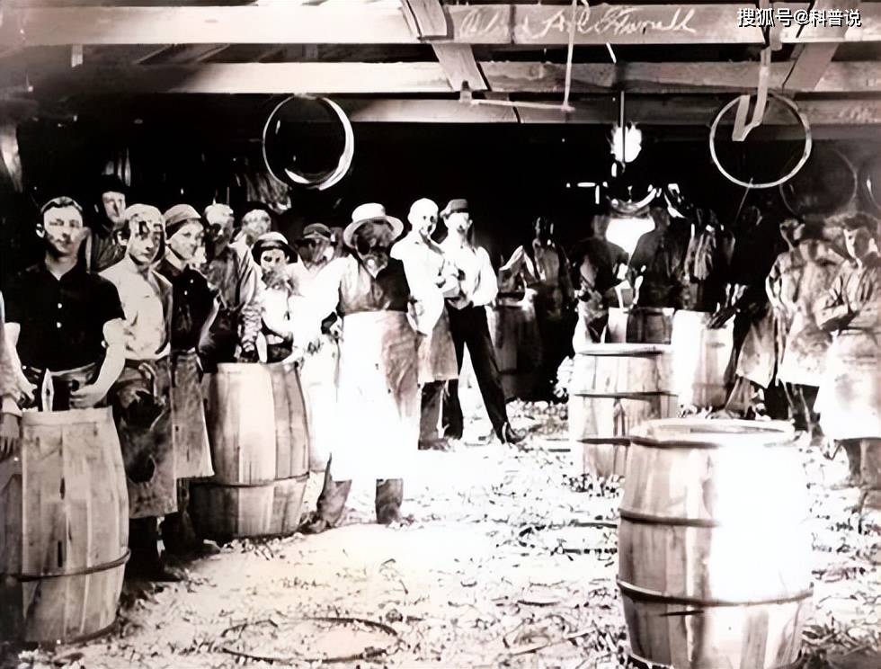 石油为啥论“桶”卖？咸鱼桶也曾装原油，一桶重量竟差18公斤