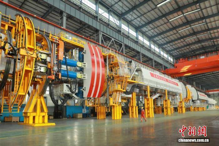 湖北宜昌：国产最大直径敞开式硬岩掘进机始发