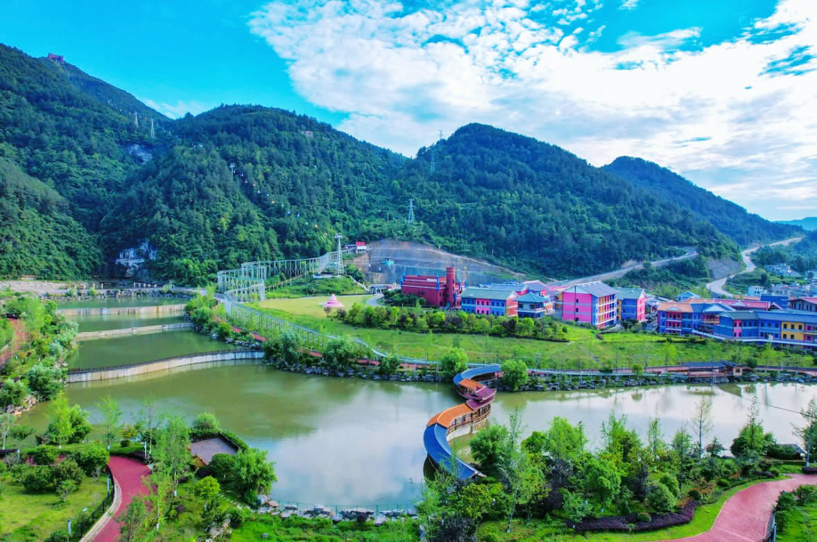 贵州龙里油画大草原：贵阳后花园的清凉秘境，避暑住宿新选择