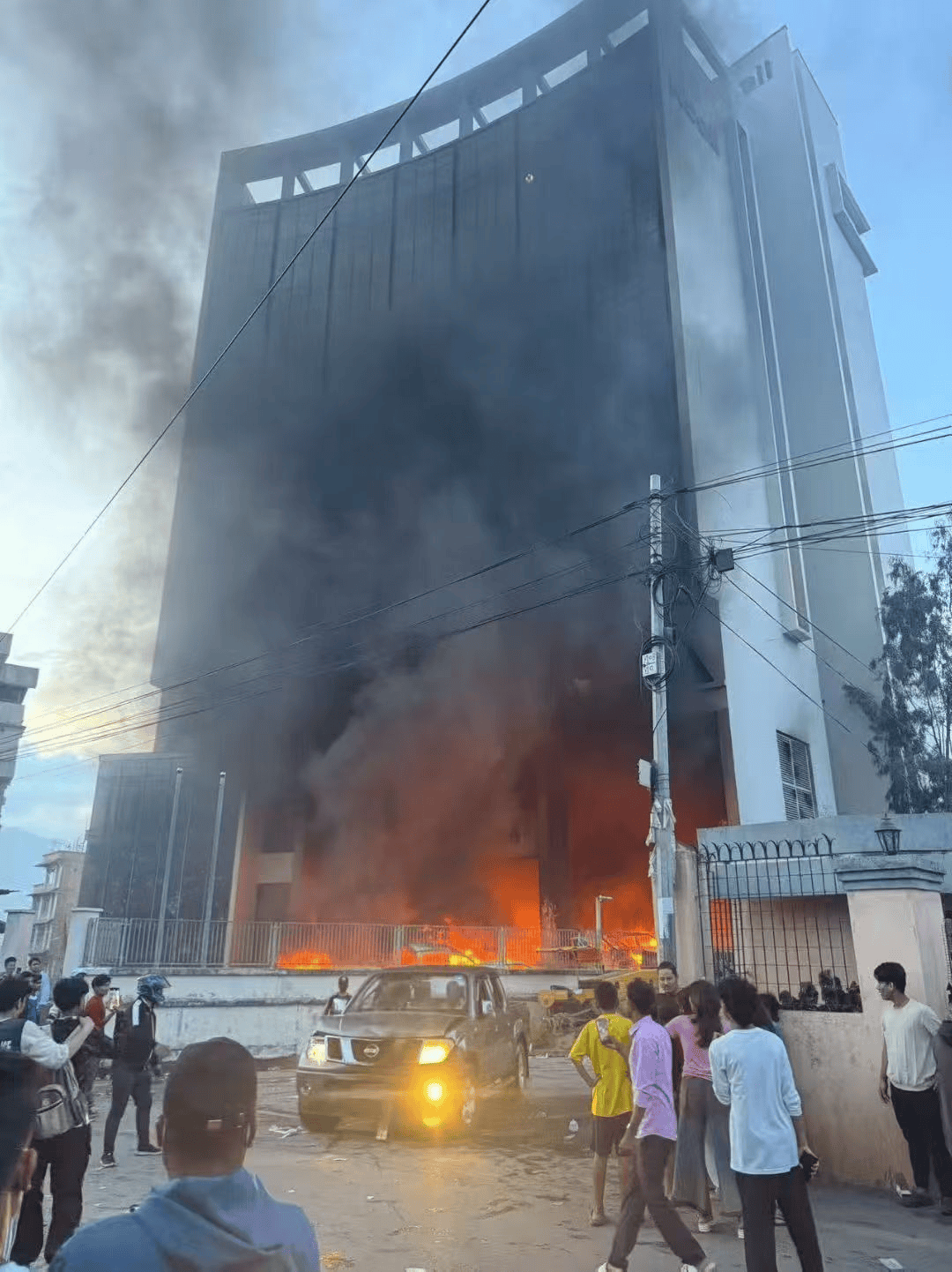 逃离尼泊尔：看到“中国边检”，悬着的心终于放下