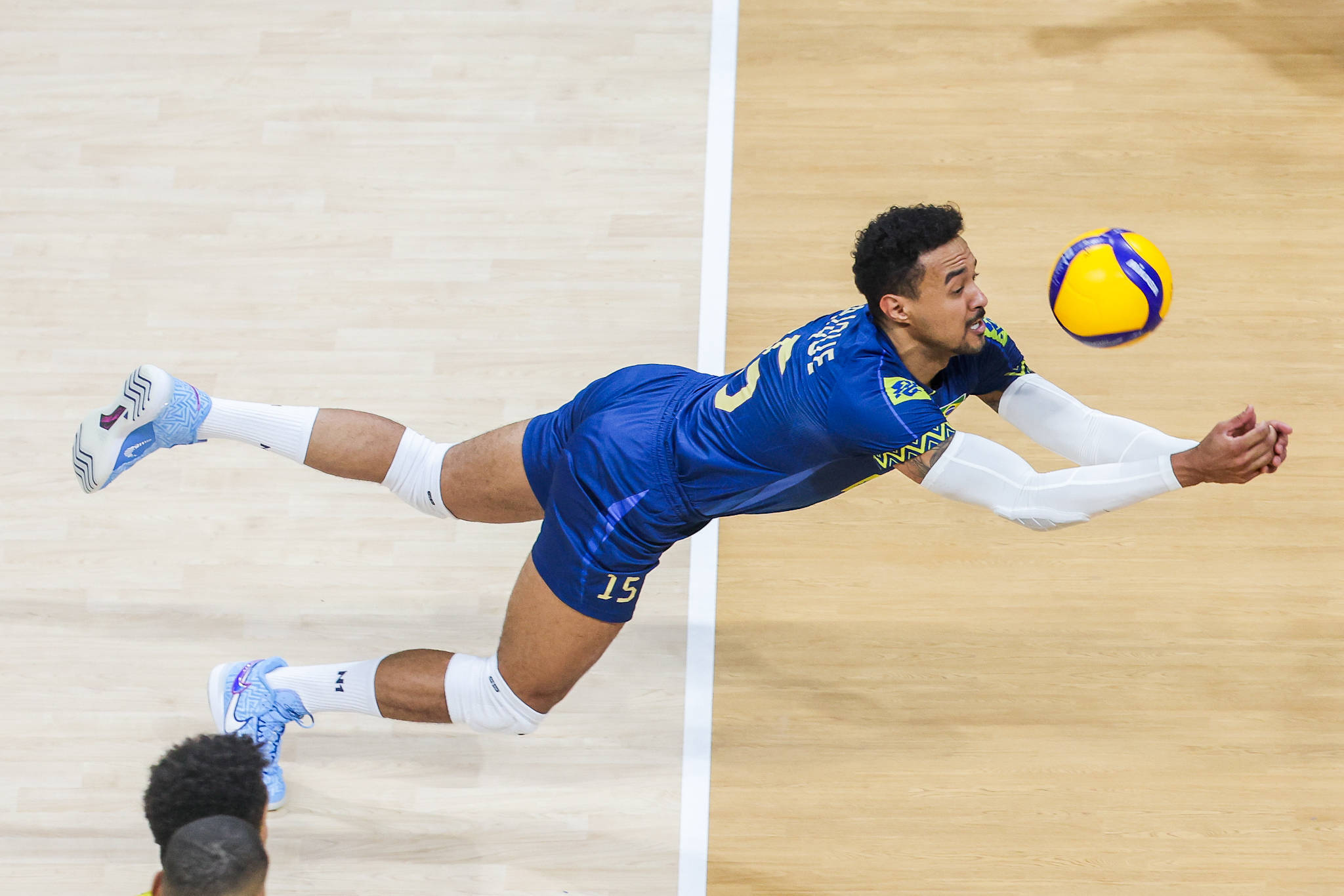 （体育）排球——男排世锦赛：中国队不敌巴西队