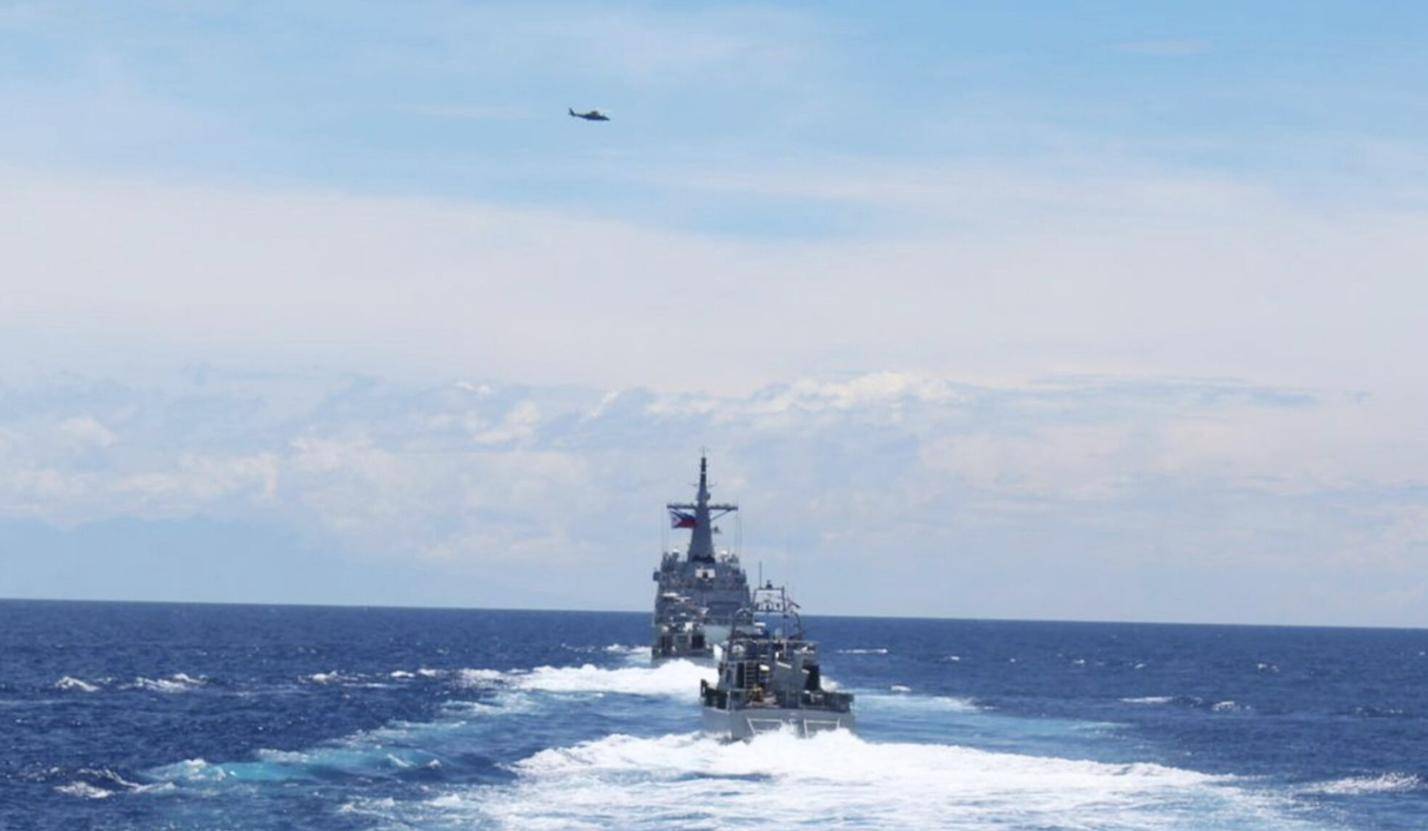 菲律宾海军精锐尽出，在黄岩岛附近直接开火，不料下一幕彻底破防