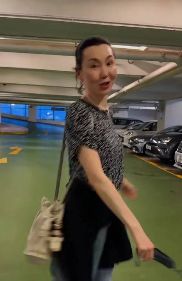 60岁张曼玉分享法国农村生活日常：养鸡种地，钻进鸡窝拿鸡蛋