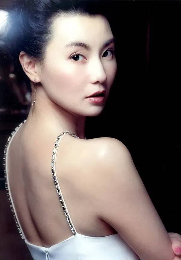 60岁张曼玉分享法国农村生活日常：养鸡种地，钻进鸡窝拿鸡蛋