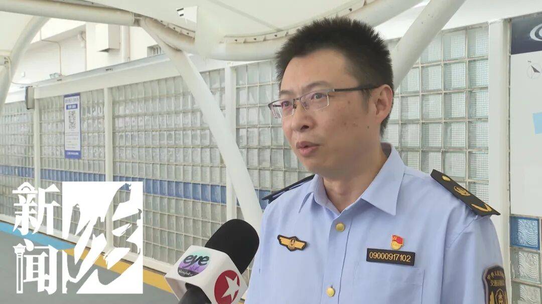 “不给我打马赛克，我肯定找到你！”上海一家四口打车与出租车司机爆发冲突