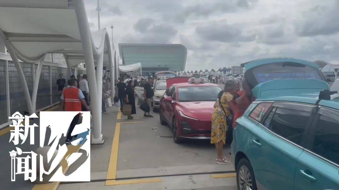 “不给我打马赛克，我肯定找到你！”上海一家四口打车与出租车司机爆发冲突