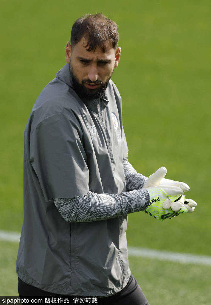 出击犹豫？多纳鲁马全场数据：两次扑救，22次长传成功率36.4%。