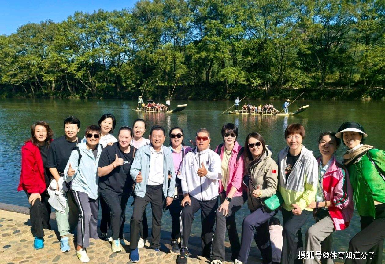 女排黄金一代重聚！3大奥运冠军带儿女亮相，冯坤混血儿子成焦点