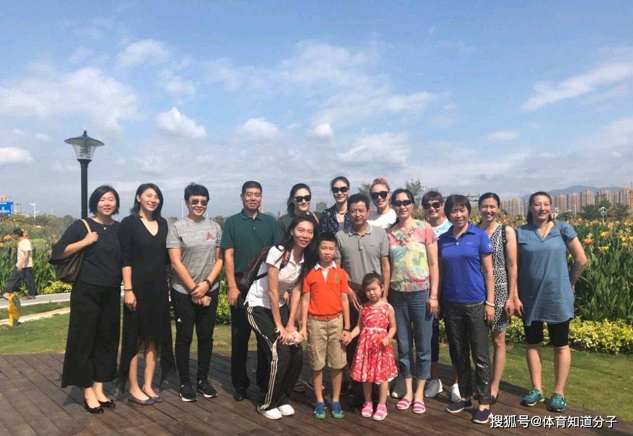 女排黄金一代重聚！3大奥运冠军带儿女亮相，冯坤混血儿子成焦点