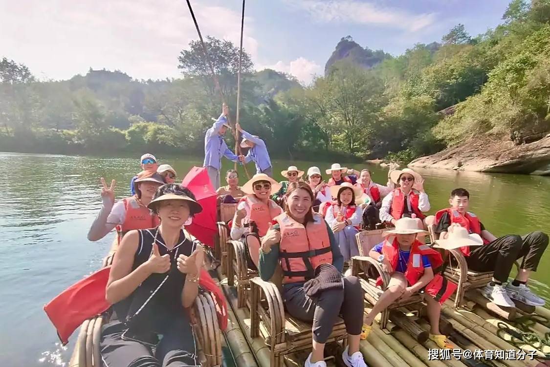 女排黄金一代重聚！3大奥运冠军带儿女亮相，冯坤混血儿子成焦点