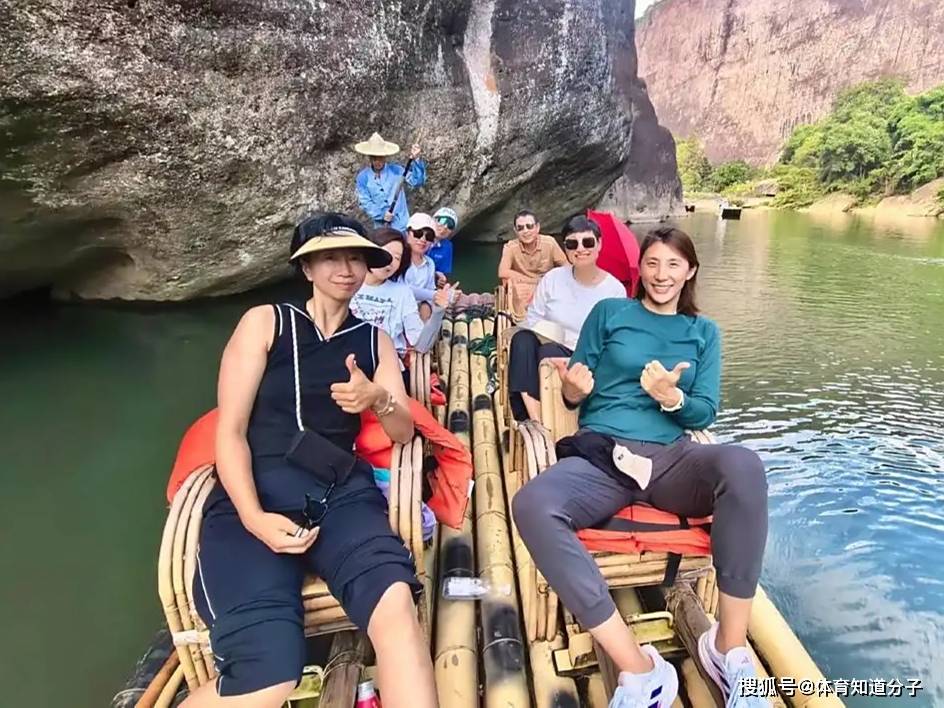 女排黄金一代重聚！3大奥运冠军带儿女亮相，冯坤混血儿子成焦点