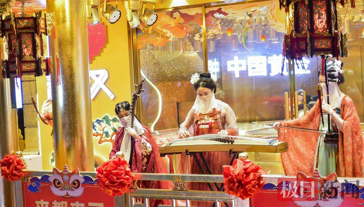 金价持续上涨，光谷步行街黄金楼人气旺