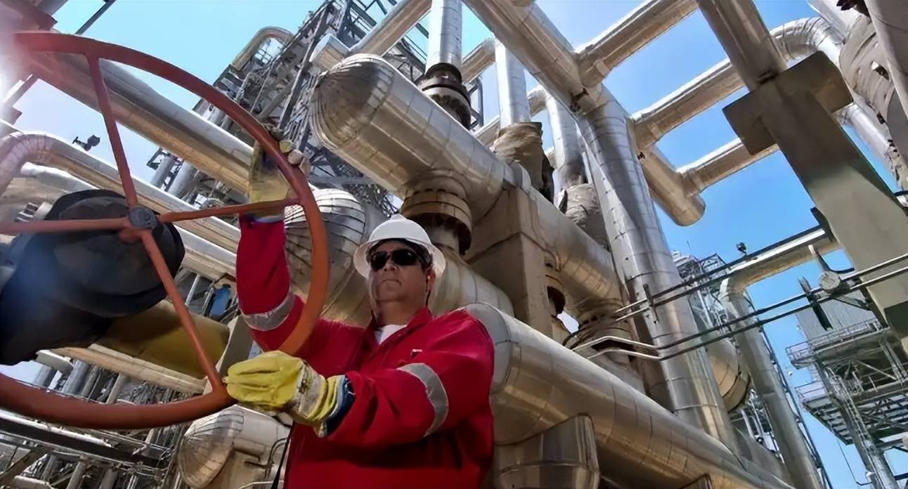 美国成最大产油国，为啥还疯狂进口原油？背后藏着全球套利逻辑